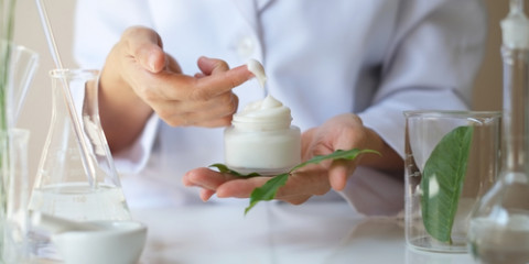 Een eigen cosmeticamerk op de markt brengen: handige tips voor een goede start